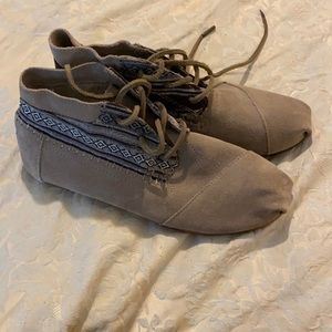 Toms suede grey/tan shoes